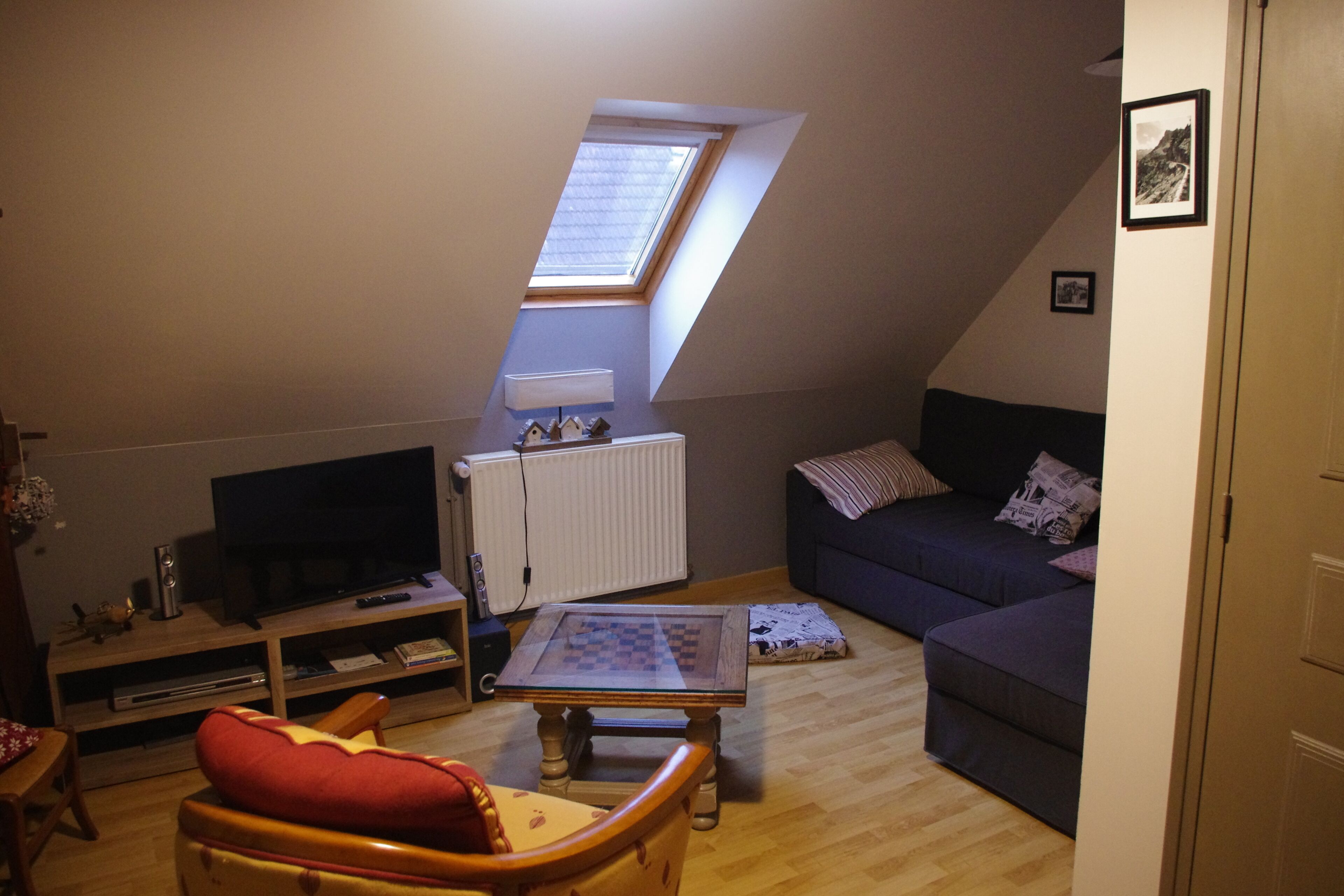 TV connectée, lecteur de DVD, livres