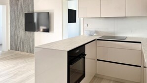 Wasserkocher mit Kaffee-/Teezubehör, Kühlschrank, Mikrowelle, Ofen