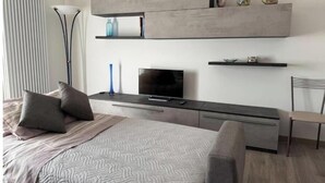 Room - Great location with parking, and easily accessible from the airport too! (Treviso)