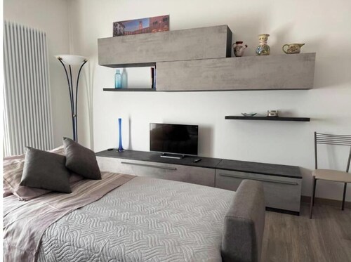 Great location with parking, and easily accessible from the airport too!