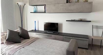 Great location with parking, and easily accessible from the airport too!