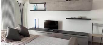 Great location with parking, and easily accessible from the airport too!