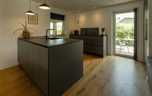 Wasserkocher mit Kaffee-/Teezubehör, Kühlschrank, Mikrowelle, Ofen