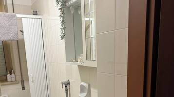 Douche, sèche-cheveux, bidet, serviettes fournies