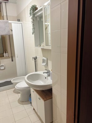 Shower, hair dryer, bidet, towels - Your Perfect Base for Exploring Western Sicily (Vita)