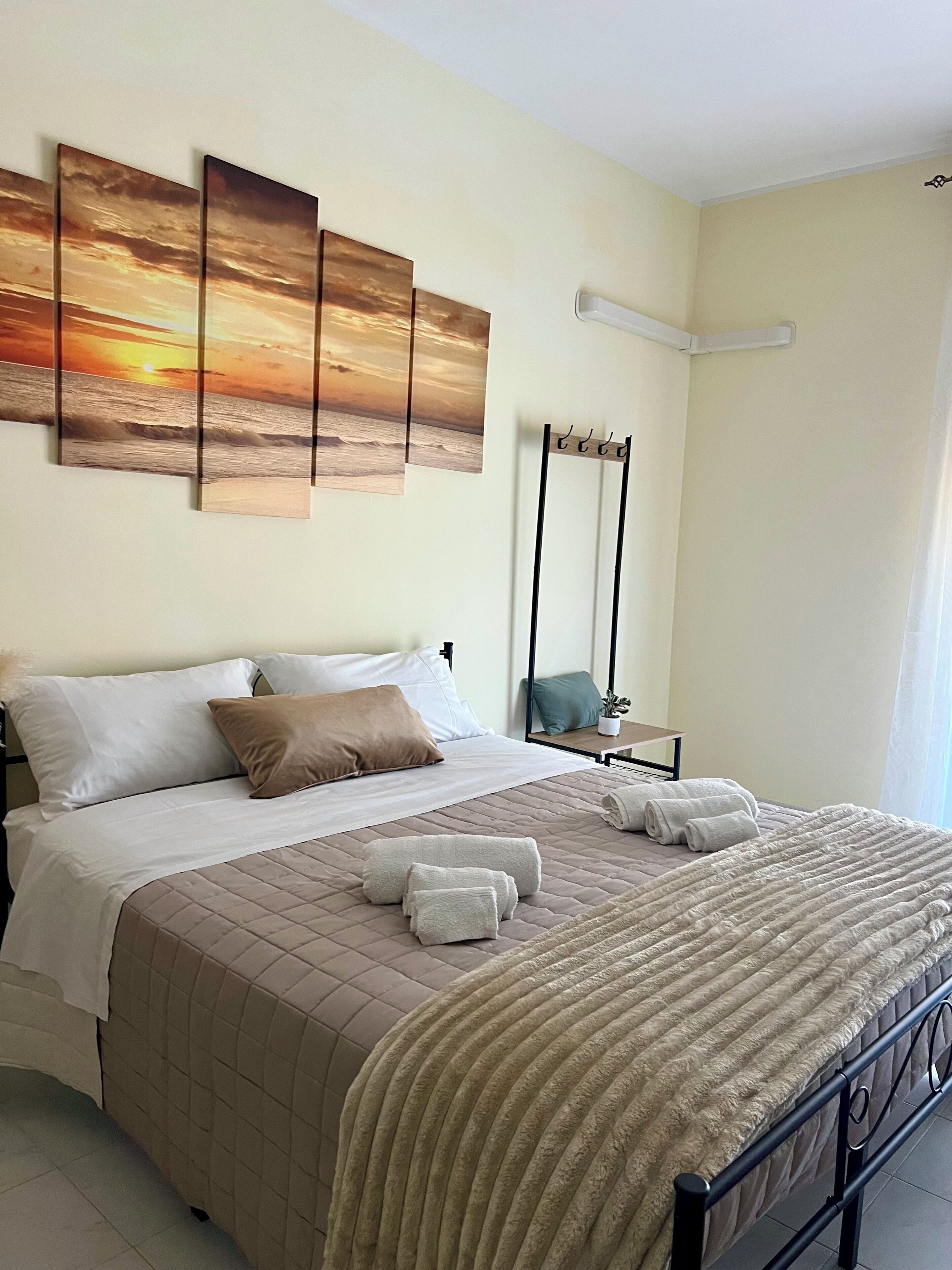 Tabla de planchar con plancha, wifi y ropa de cama 