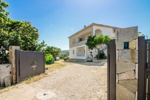 A two-story house with a gravel driveway and a gated entrance. - Spacious and comfortable 142 square meters apartment, perfect for six people, located on the first floor of a two-family building.The property is located in a quiet area surrounded by nature, ensuring a relaxing stay. A car is recommended.The accommodati (Arzachena)