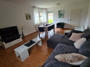 Living area - Apartment 'Oskar' with Private Terrace, Private Garden and Wi-Fi (Gschwend)