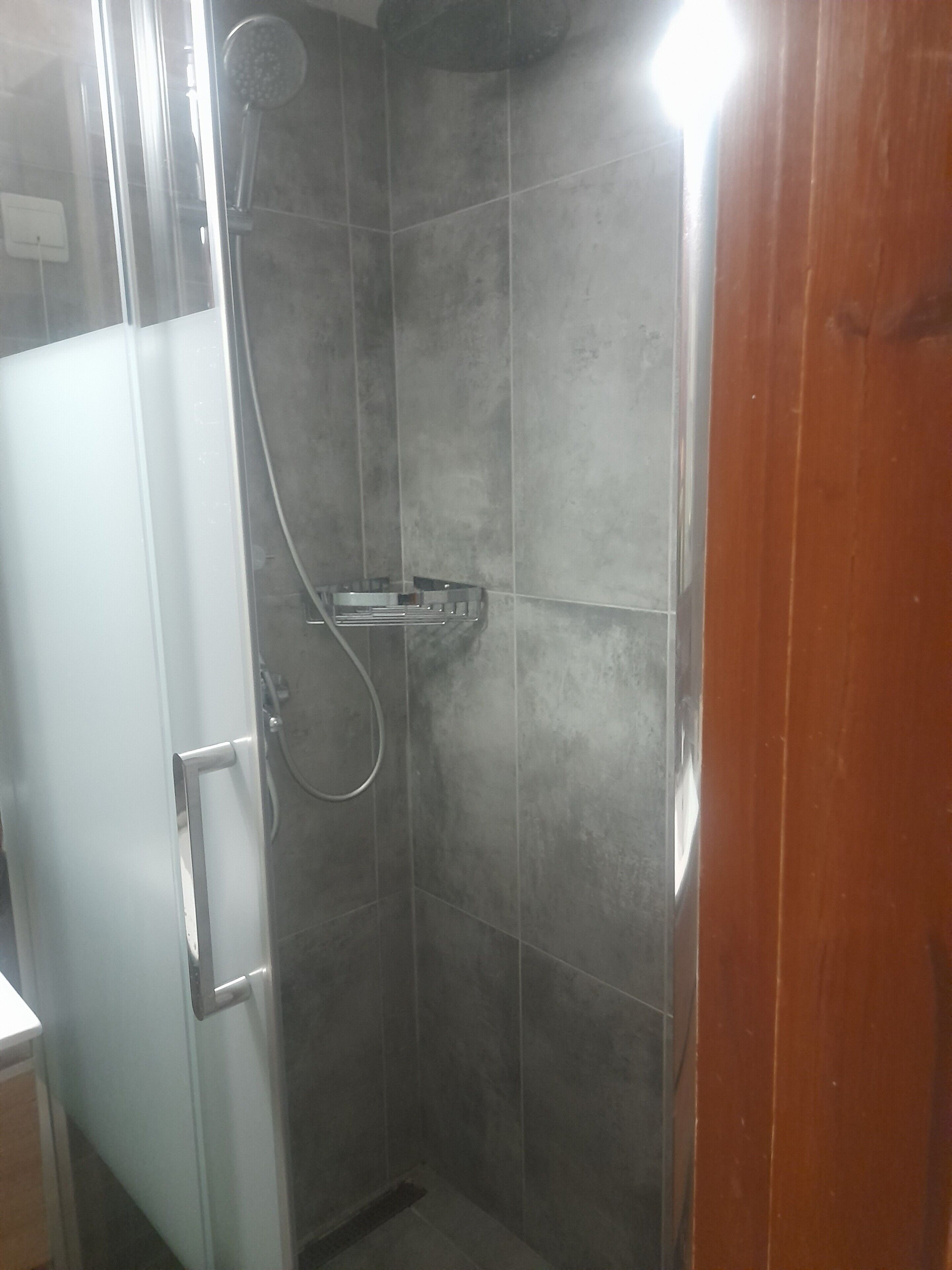 Een douche, een haardroger, handdoeken