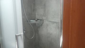 Een douche, een haardroger, handdoeken
