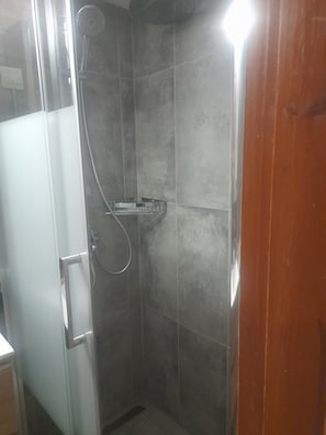 Dusche, Haartrockner, Handtücher