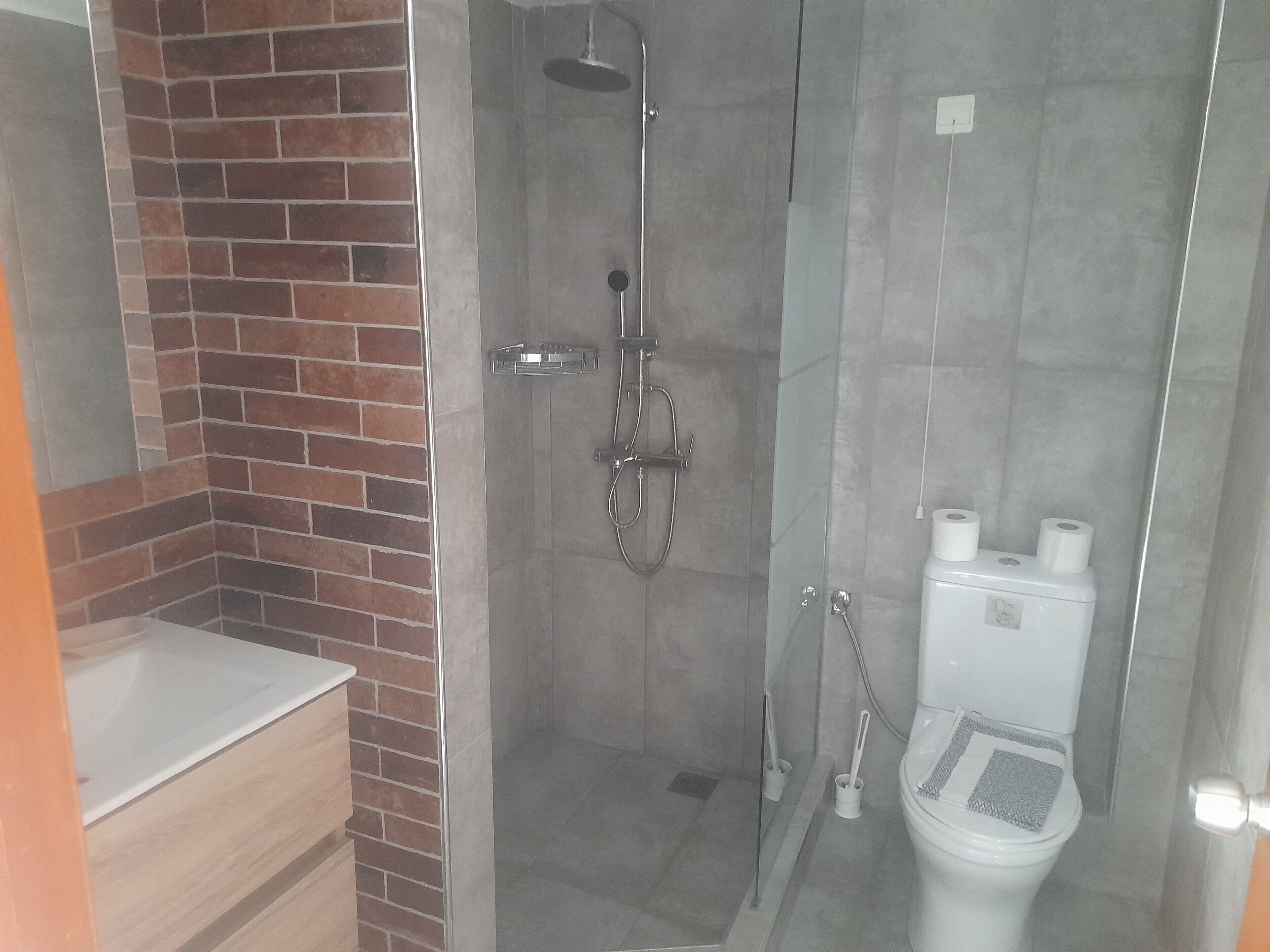 Ducha, secador de pelo, toallas