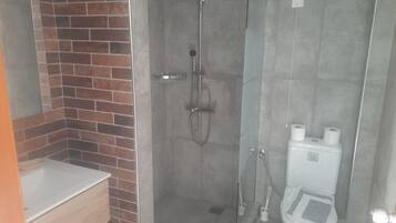 Ducha, secador de pelo, toallas