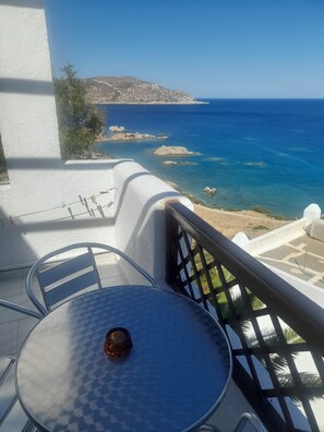 Property grounds - Superior Top Floor Sea View Room with Private Balcony and Shared Pool (Lakki)