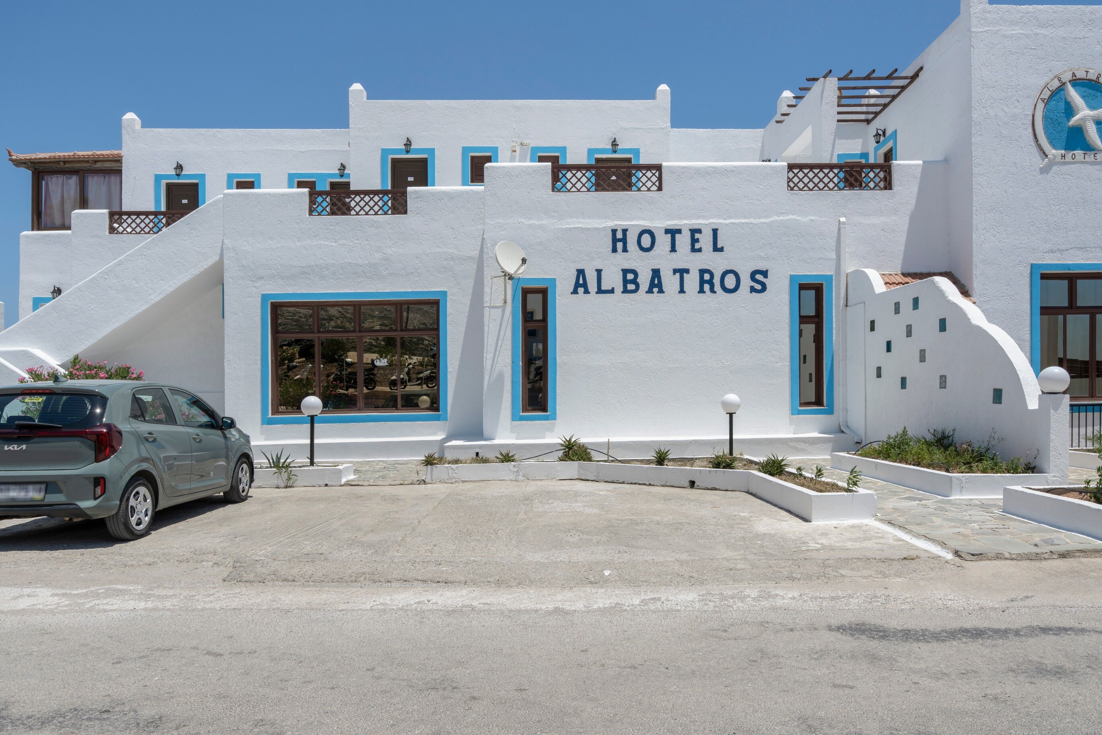 Un edificio blanco con un cartel que dice 'HOTEL ALBATROS'.