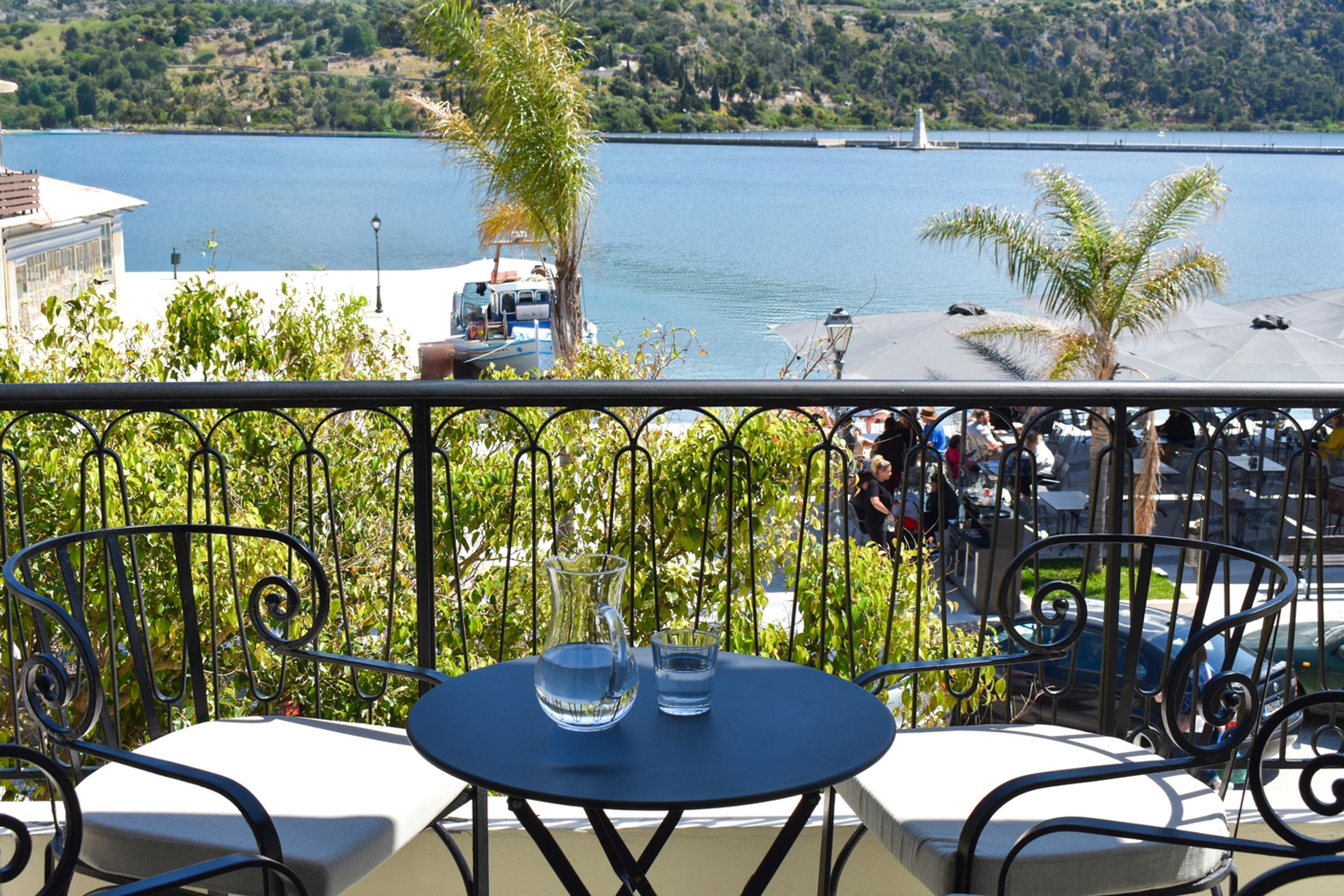 Varanda com mesa e cadeiras com vista para um corpo de água.