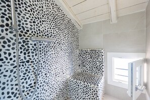 シャワー、ヘアドライヤー、タオル、シャンプー