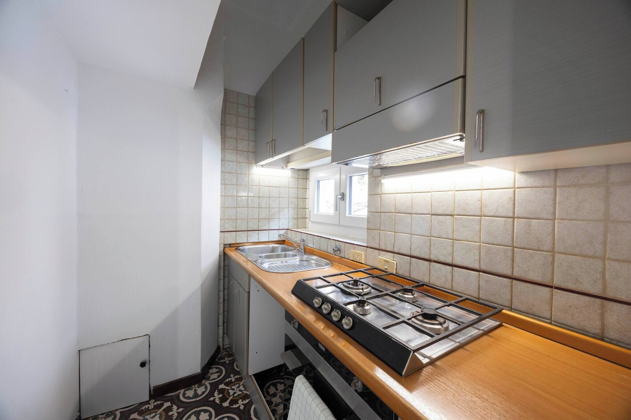 Réfrigérateur, four, plaque de cuisson, cafetière/bouilloire