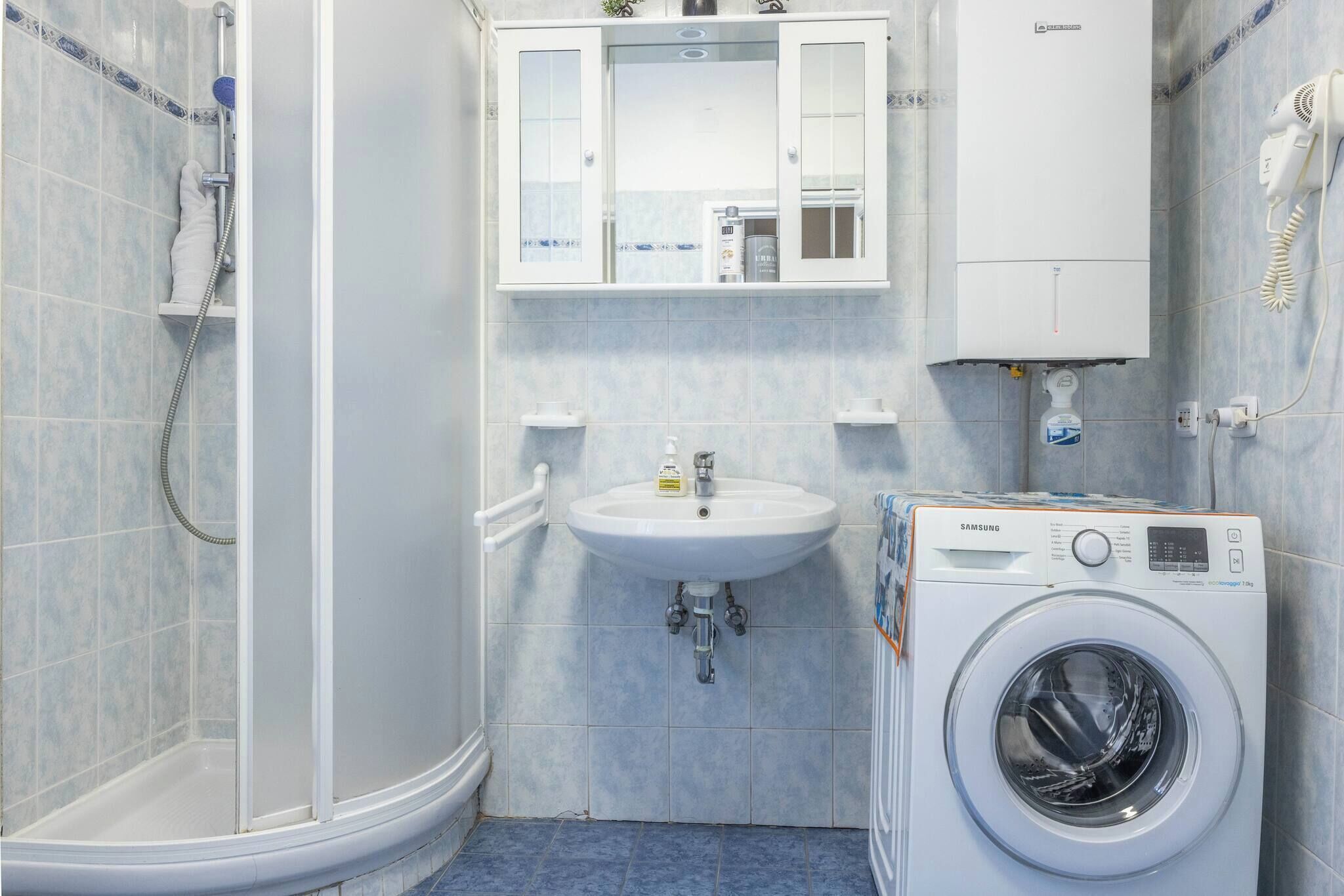 Een douche, een haardroger, een bidet, handdoeken
