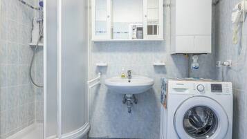 Een douche, een haardroger, een bidet, handdoeken