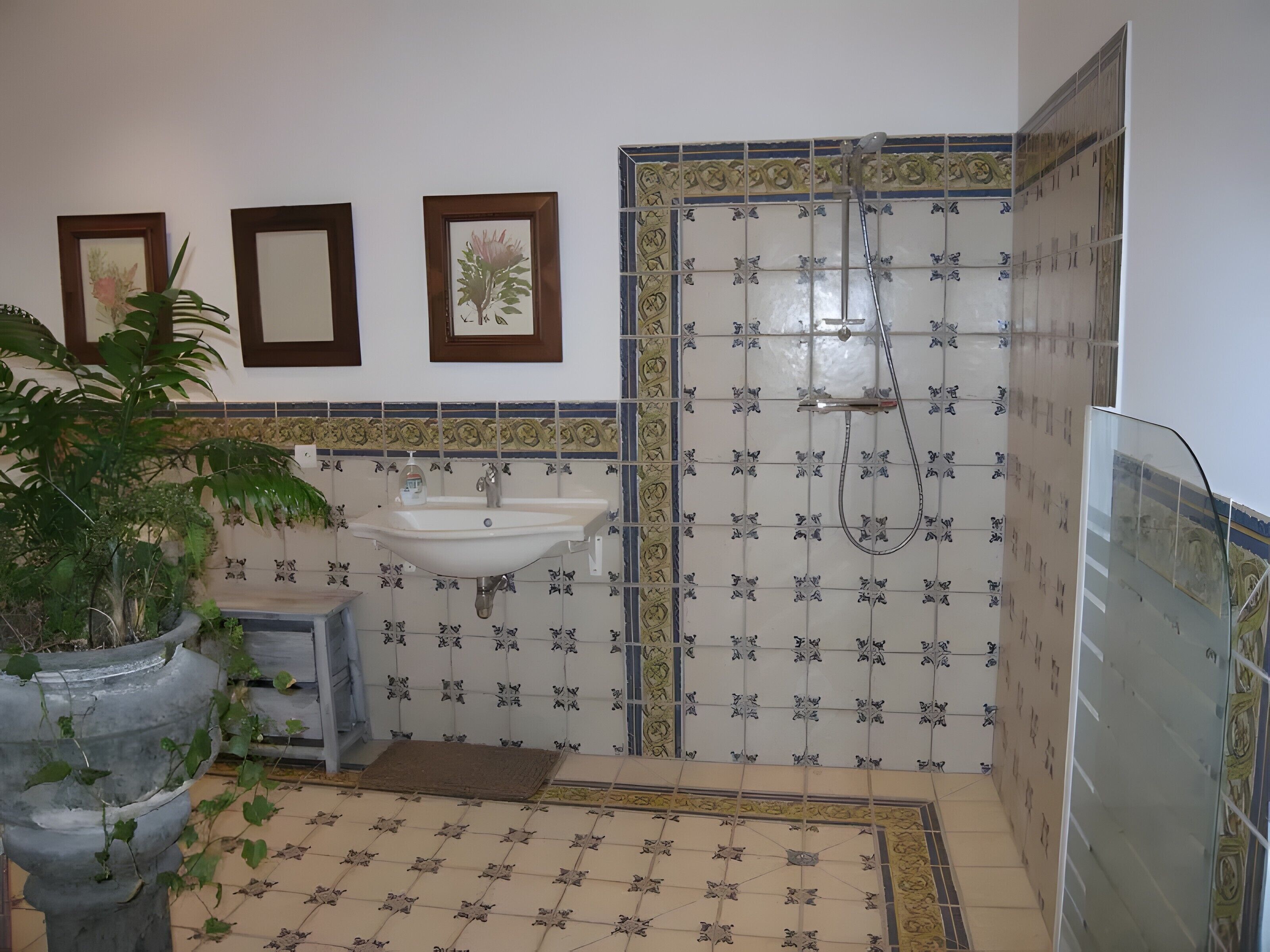 Chuveiro, secador de cabelo, toalhas de banho 