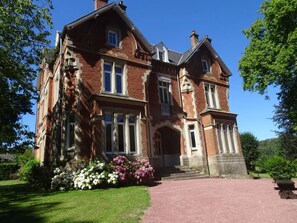 Exterior - Château du bon plaisir (Nielles-lès-Bléquin)