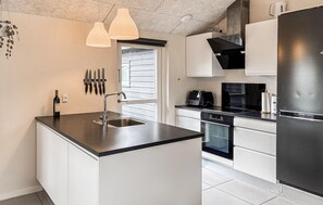 Wasserkocher mit Kaffee-/Teezubehör, Kühlschrank, Mikrowelle, Ofen