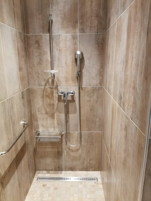 Dusche, Haartrockner, Handtücher
