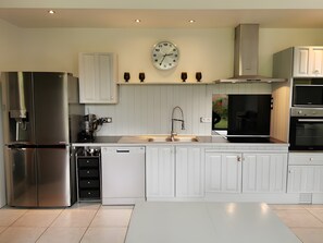 Private kitchen - Clos du Château and the Concierge House (Nielles-lès-Bléquin)