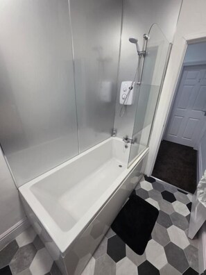 Shared Dormitory, 1 Bedroom | Bathroom - Room-charming Ground-floor Guest Room in (Leeds)