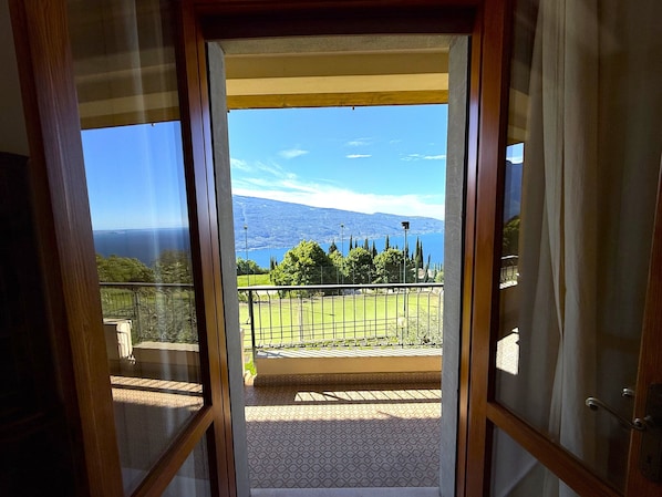 A balcony with a view of a lake and mountains. - Marcus 706 Apartment, Residence with Pool and Lake View (Tignale)