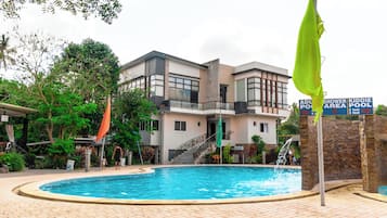4 kolam renang outdoor