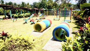 Un parque infantil con toboganes, columpios y estructuras para escalar.