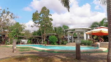 4 outdoor pools