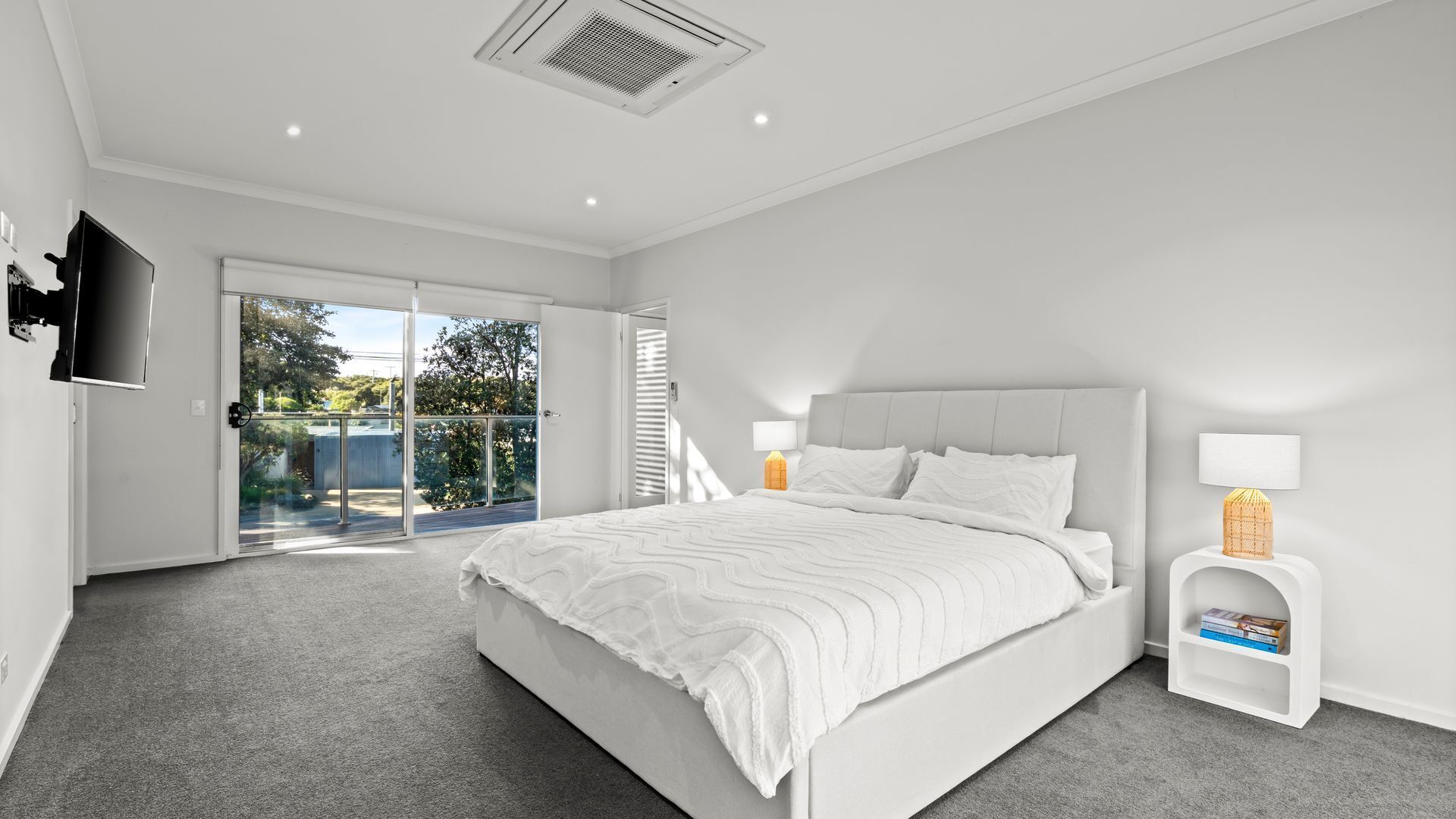 Desk, WiFi, bed sheets