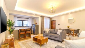 Ein modernes Wohnzimmer mit einer Couch, einem Couchtisch und einem Essbereich.