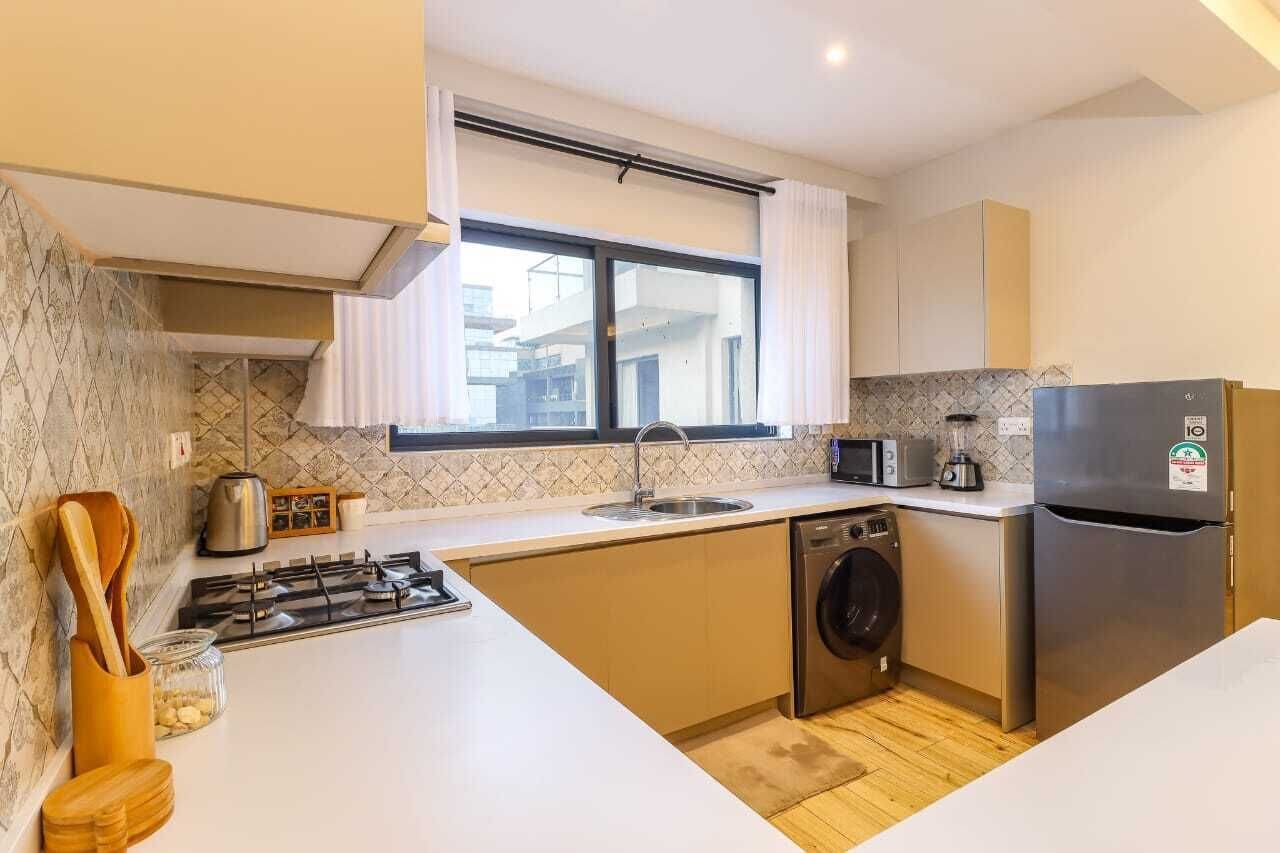 Full-size fridge, microwave, oven, stovetop