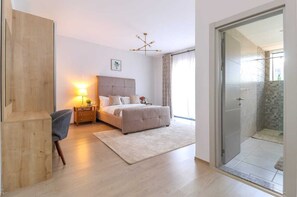 Classic-Apartment, Balkon, Stadtblick | Schreibtisch, laptopgeeigneter Arbeitsplatz, Bügeleisen/Bügelbrett