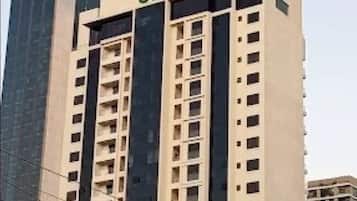 Un edificio alto con la palabra