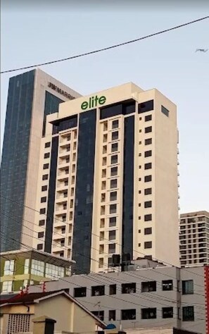 Ein hohes Gebäude mit dem Wort "elite" auf der Spitze.