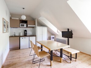 Wasserkocher mit Kaffee-/Teezubehör, Kühlschrank, Mikrowelle
