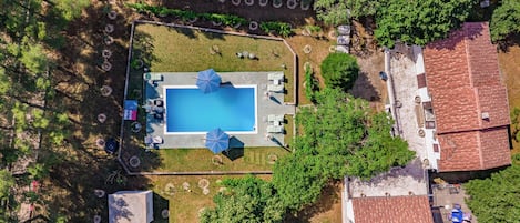 Casa familiar, 3 habitaciones, refrigerador y microondas (Pool & Garden House Jaga) | Exterior