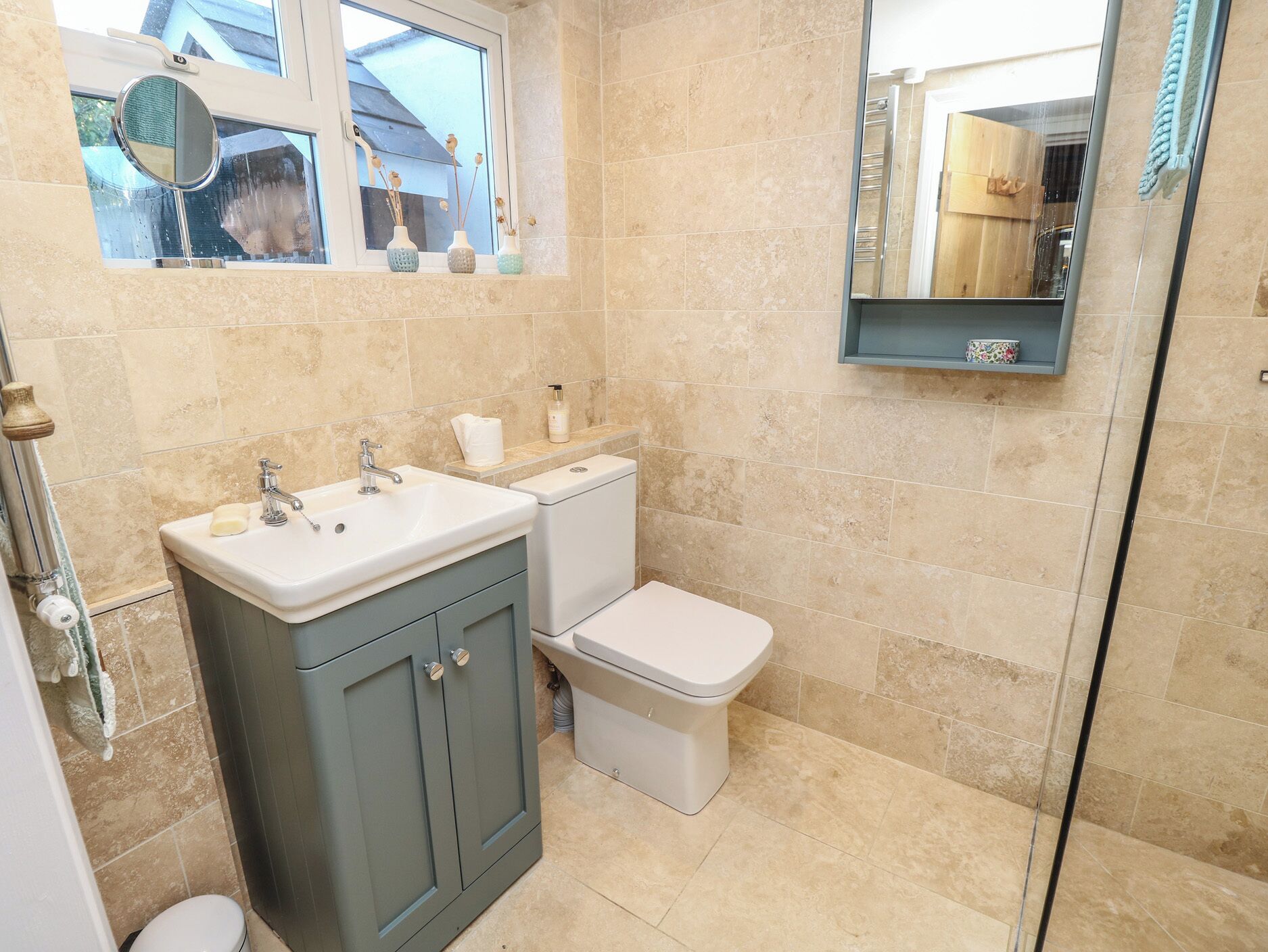Un bagno con lavandino, toilette e specchio.