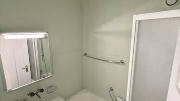 Sèche-cheveux, serviettes fournies, savon, papier toilette