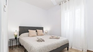 3 slaapkamers, een strijkplank/strijkijzer, internet, beddengoed