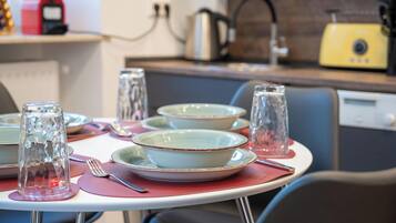 Classic-Apartment, 1 King-Bett und Schlafsofa, Nichtraucher, Küche | Speisen