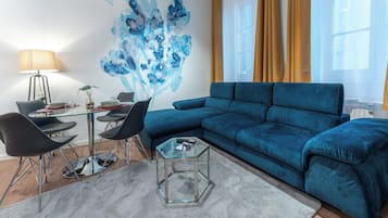 Classic-Apartment, 1 Schlafzimmer, Nichtraucher, Küche | Wohnbereich | 55-Zoll-Smart-TV mit Kabelempfang, Netflix, Streaming-Dienste