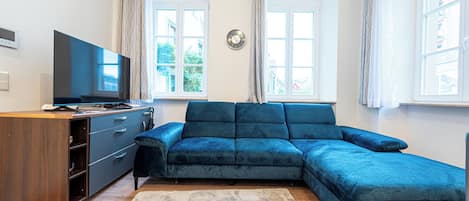 Condo clásico, 1 cama King size y sofá cama, para no fumadores, cocina | Área de sala de estar | Smart TV de 55 pulgadas con canales por cable y Netflix