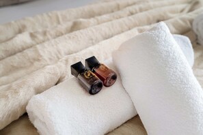 Chuveiro, secador de cabelo, toalhas de banho, shampoo