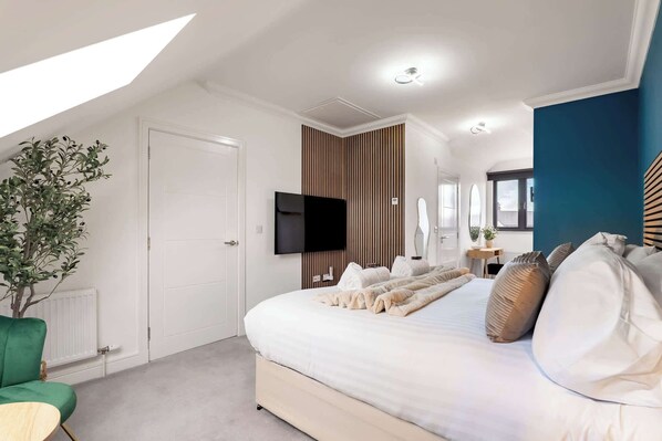 3 bedrooms, desk, iron/ironing board, travel cot - Hot Tub - Parking - Edinburgh Shawfair-Nr Hospital (Dalkeith)